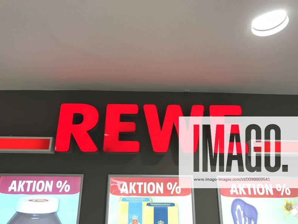 Logo der Supermarkt Kette Rewe an einer Filiale 02.04.2020
