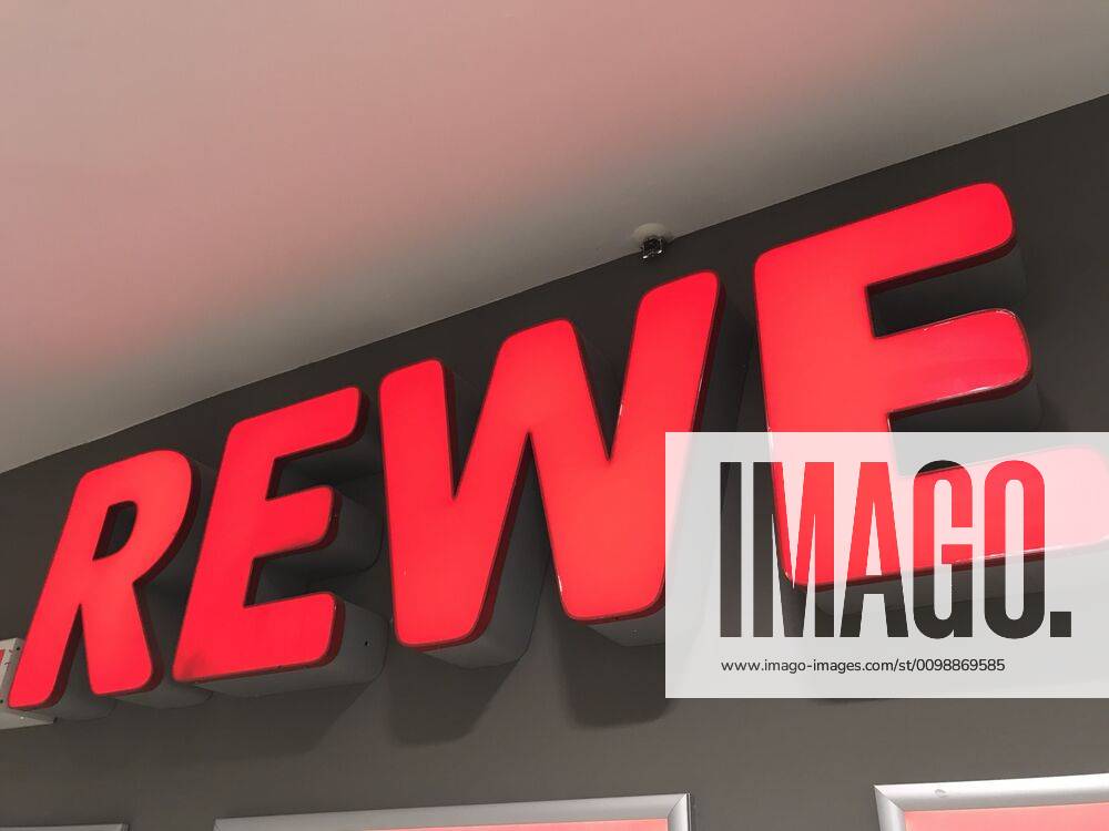 Logo der Supermarkt Kette Rewe an einer Filiale 02.04.2020