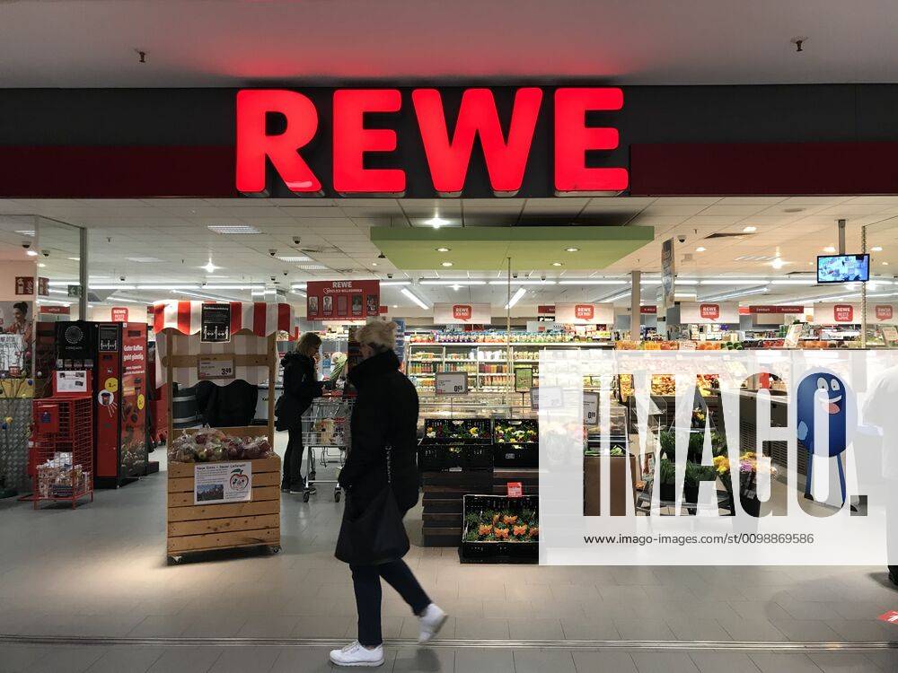 Logo der Supermarkt Kette Rewe an einer Filiale 02.04.2020