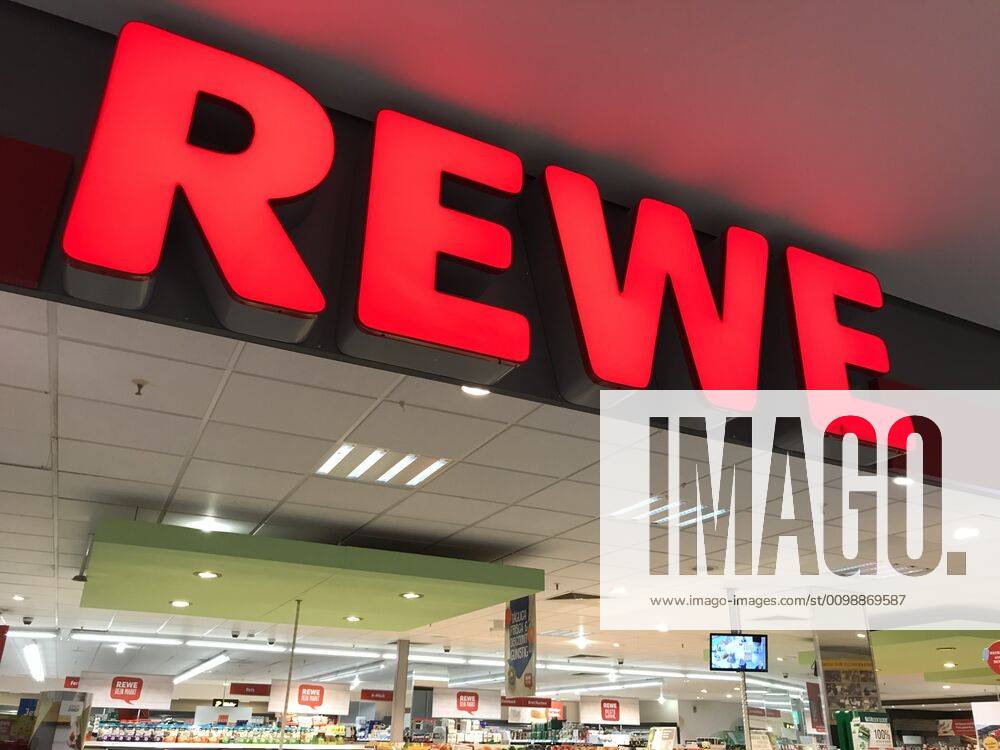 Logo der Supermarkt Kette Rewe an einer Filiale 02.04.2020