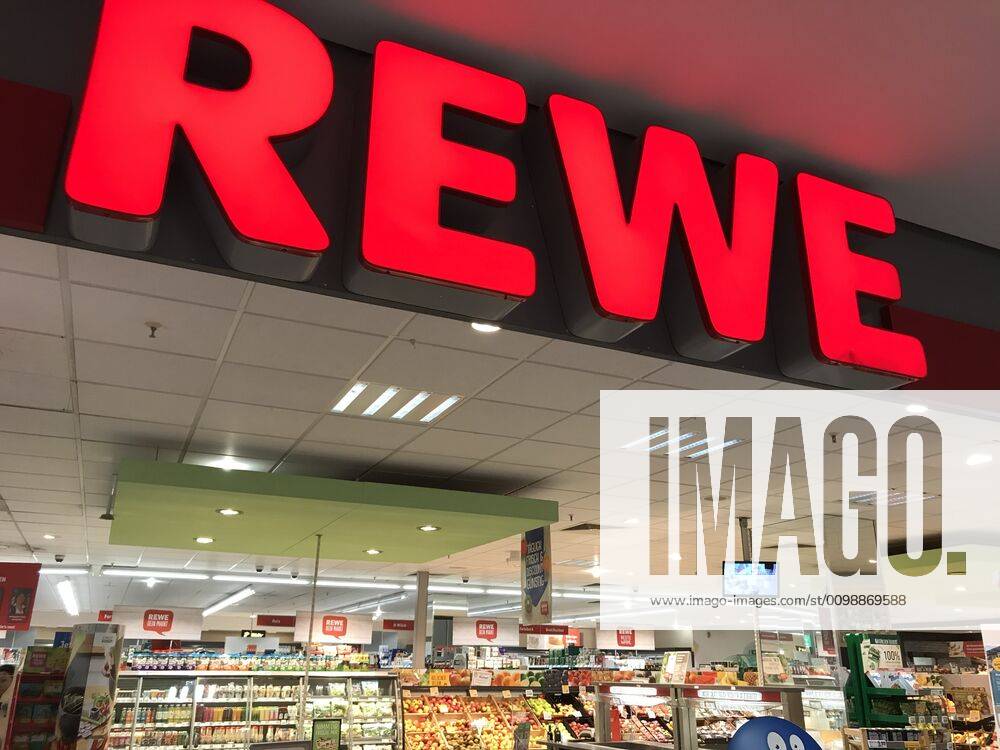 Logo der Supermarkt Kette Rewe an einer Filiale 02.04.2020