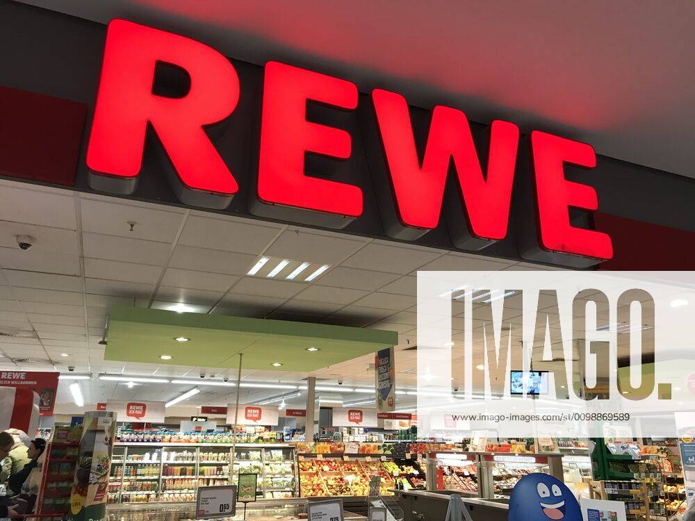 Logo der Supermarkt Kette Rewe an einer Filiale 02.04.2020