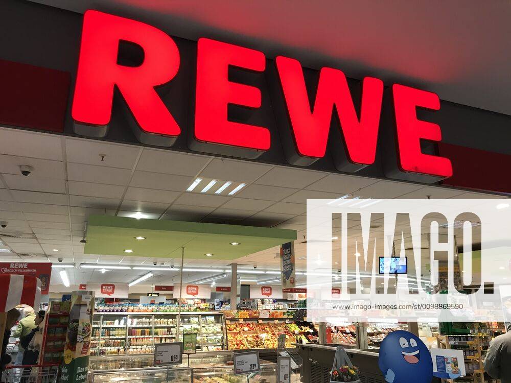 Logo der Supermarkt Kette Rewe an einer Filiale 02.04.2020