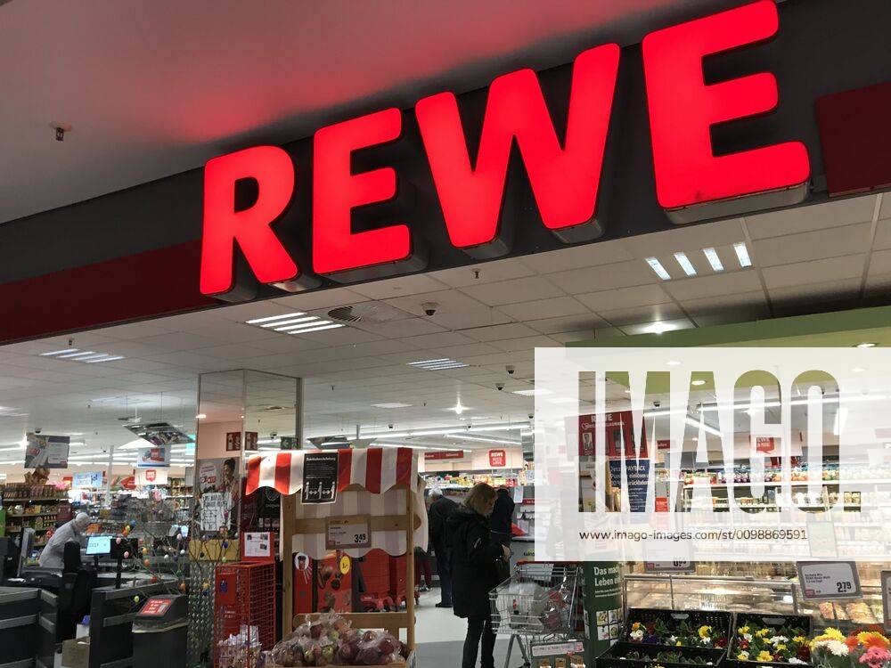 Logo der Supermarkt Kette Rewe an einer Filiale 02.04.2020