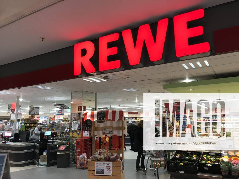 Logo der Supermarkt Kette Rewe an einer Filiale 02.04.2020