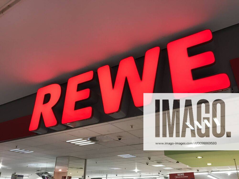 Logo der Supermarkt Kette Rewe an einer Filiale 02.04.2020