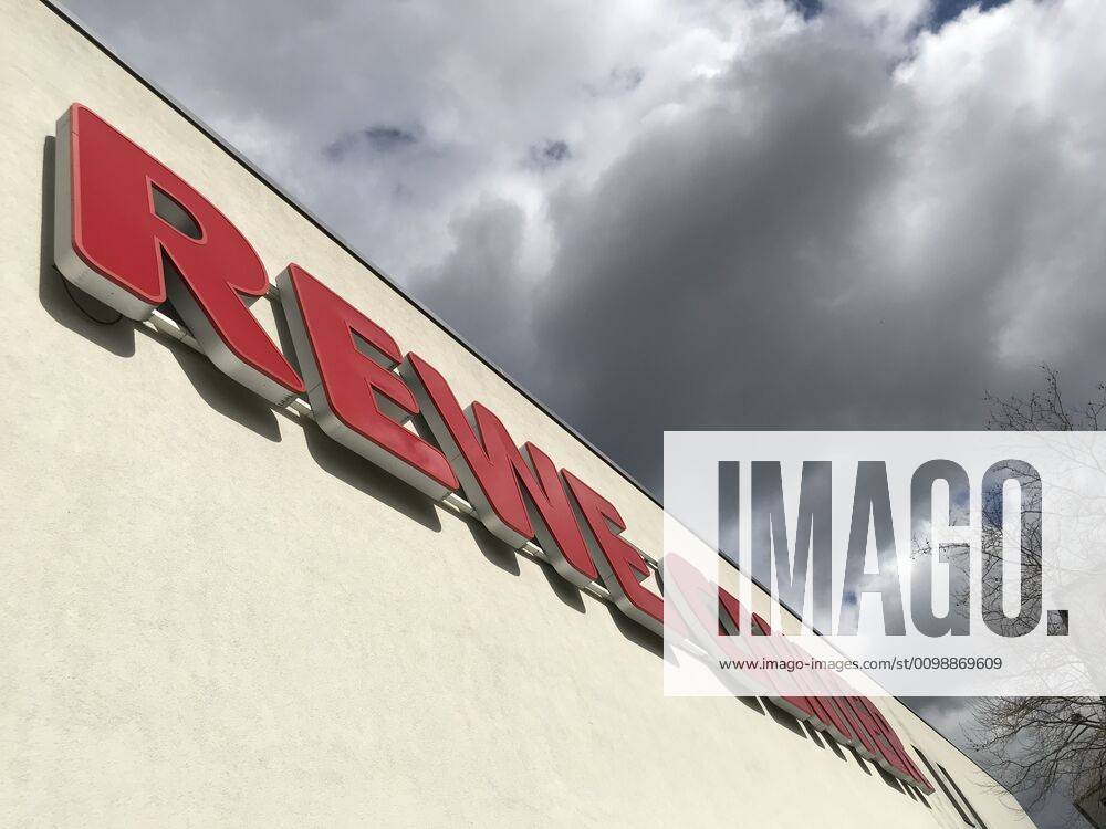 Logo der Supermarkt Kette Rewe an einer Filiale 02.04.2020