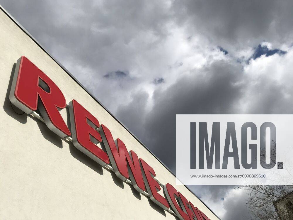 Logo der Supermarkt Kette Rewe an einer Filiale 02.04.2020