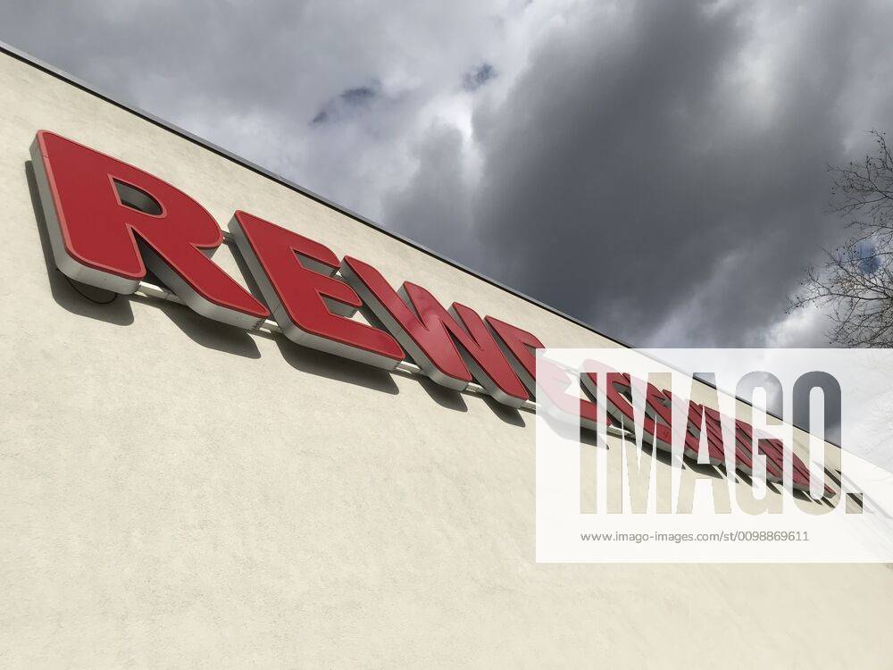 Logo der Supermarkt Kette Rewe an einer Filiale 02.04.2020