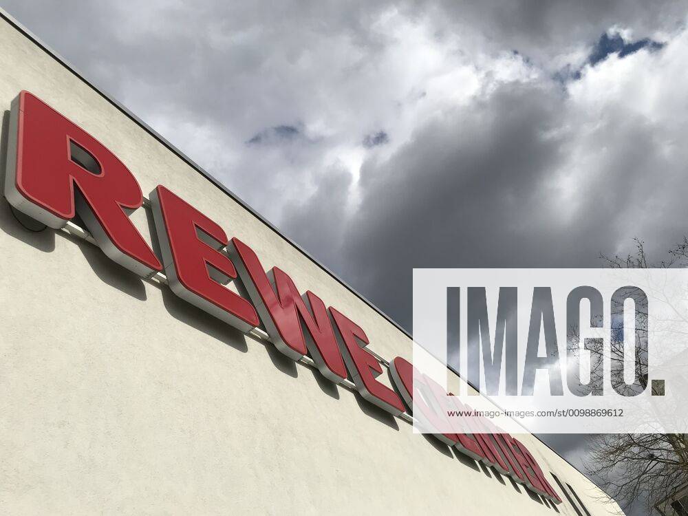 Logo der Supermarkt Kette Rewe an einer Filiale 02.04.2020