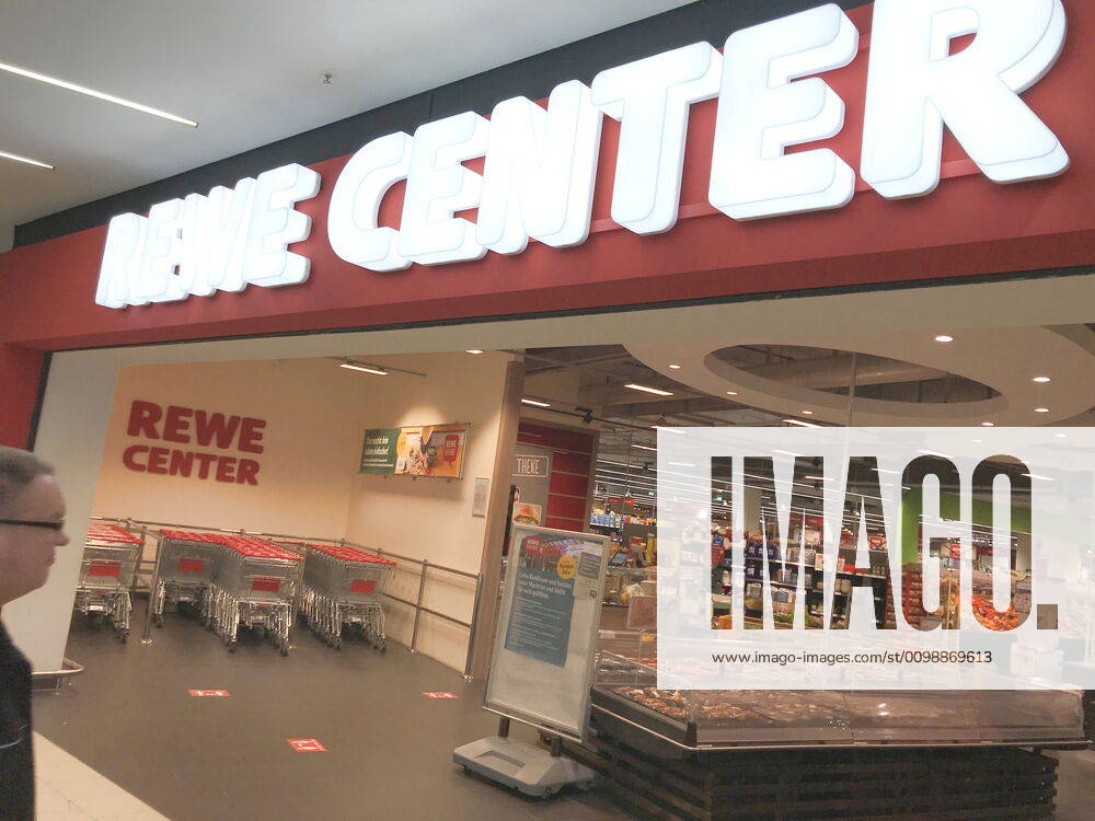 Logo der Supermarkt Kette Rewe an einer Filiale 02.04.2020