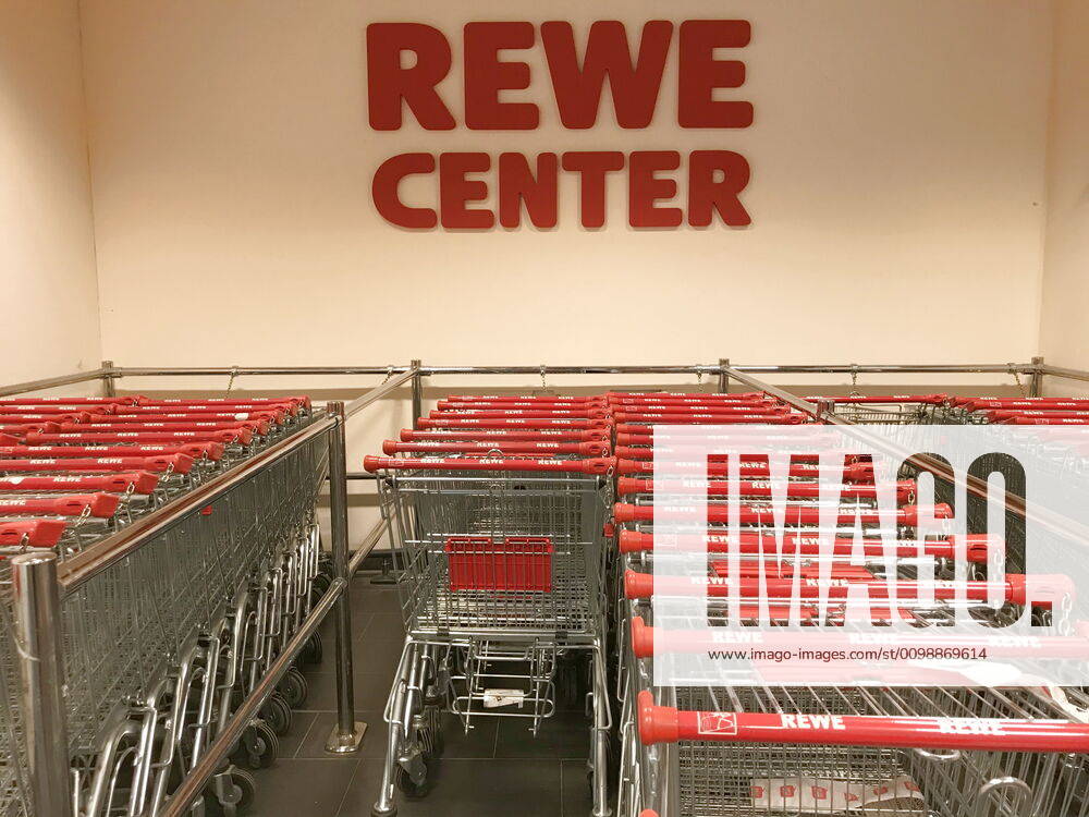 Logo der Supermarkt Kette Rewe an einer Filiale 02.04.2020