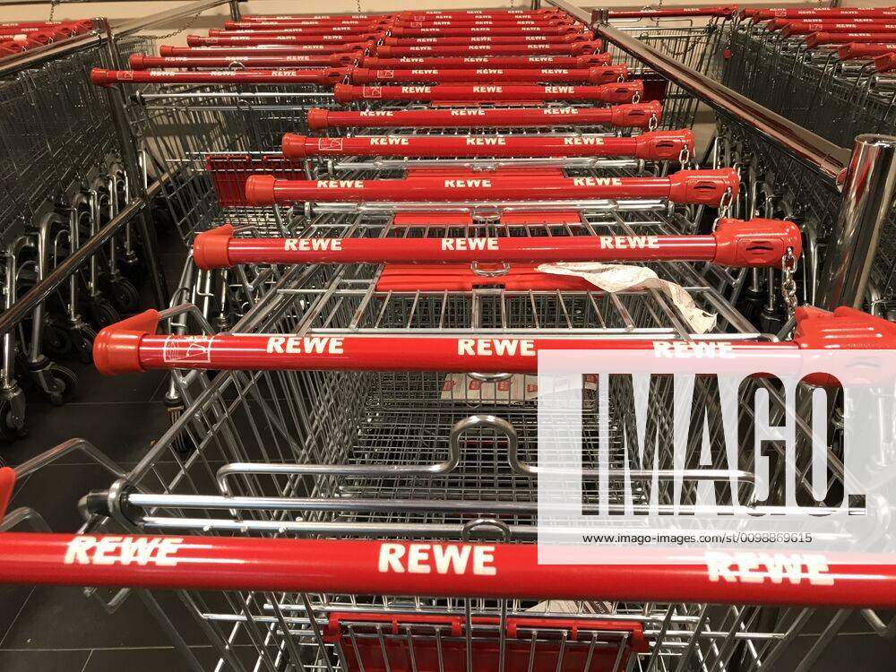Logo der Supermarkt Kette Rewe an einer Filiale 02.04.2020