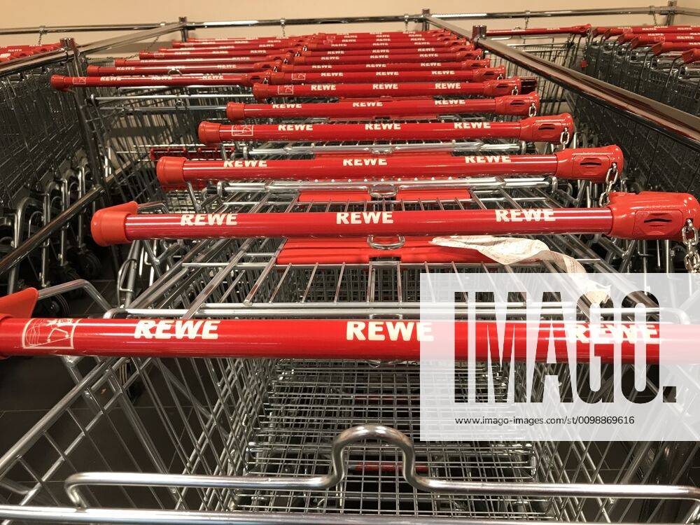 Logo der Supermarkt Kette Rewe an einer Filiale 02.04.2020