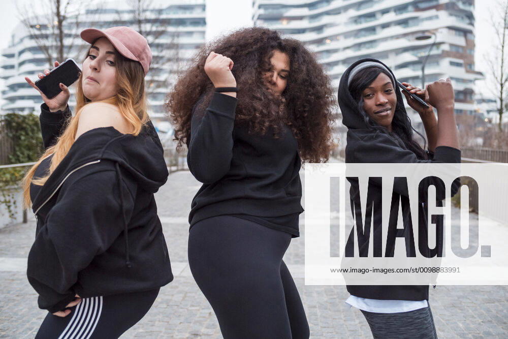 Three sportive young women dancing in the city model released Symbolfoto MEUF00036