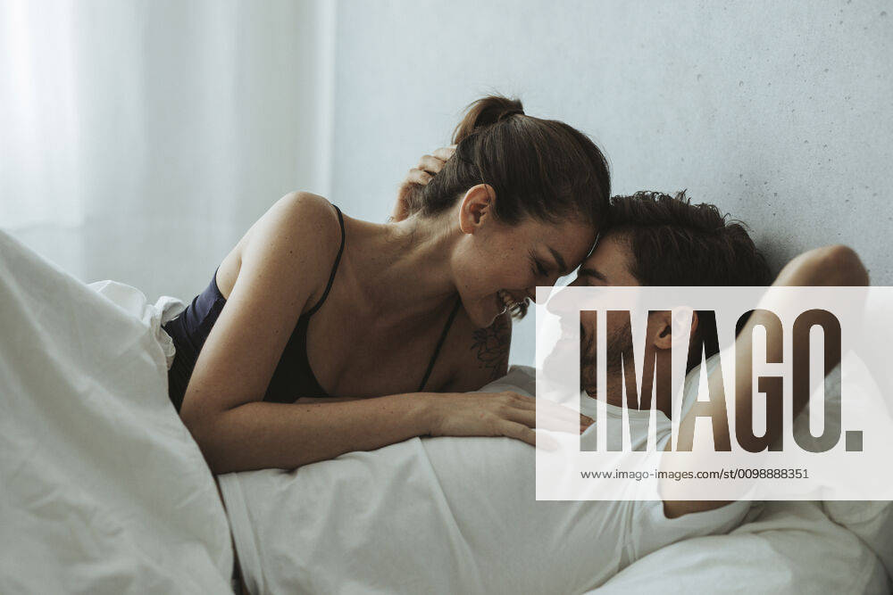 Happy affectionate couple in bed model released Symbolfoto SHKF00808