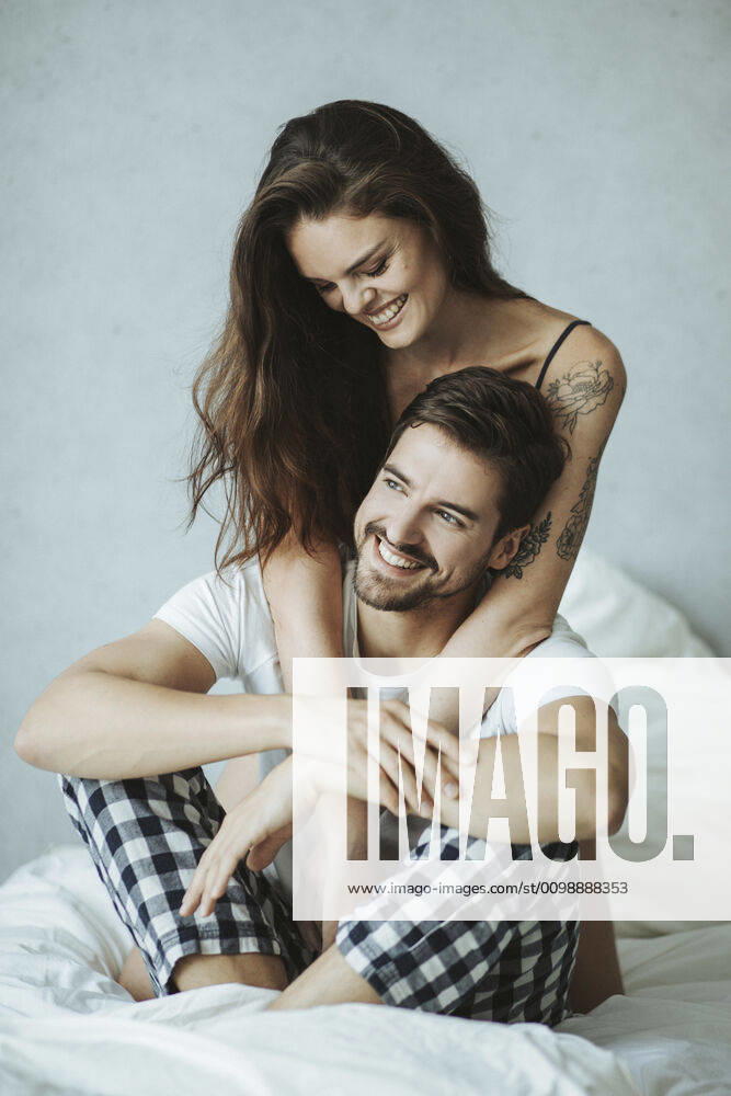 Happy affectionate couple in bed model released Symbolfoto SHKF00810