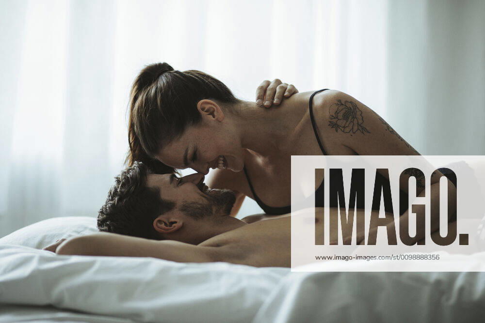 Happy affectionate couple in bed model released Symbolfoto SHKF00811