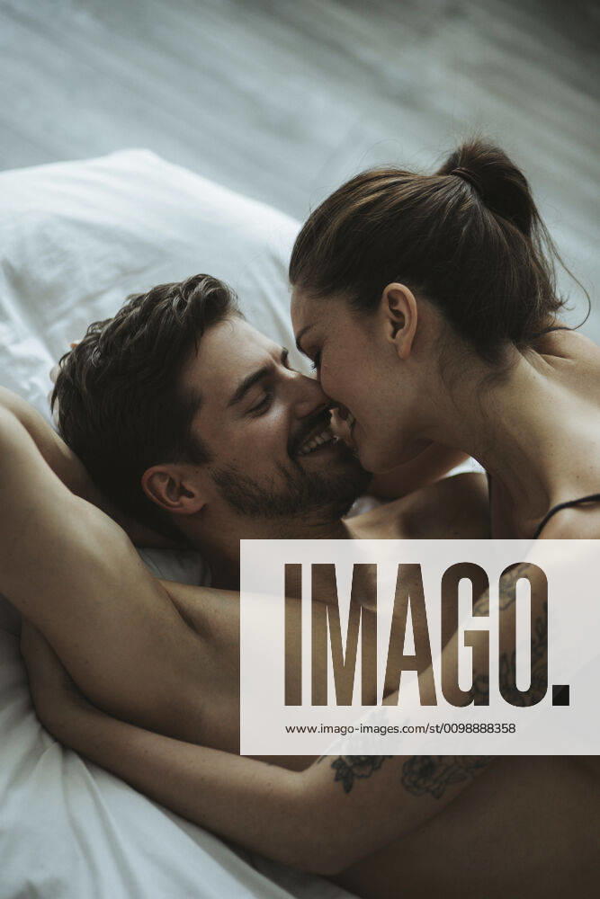 Happy affectionate couple in bed model released Symbolfoto SHKF00812