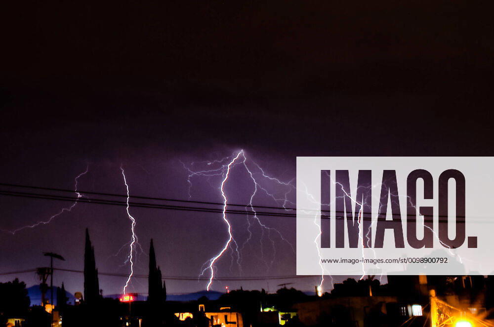 April 02, 2020. Cuautitlan Izcalli, stete of Mexico. Lightning night in some parts of the state of Mexico, being on the ninth day of phase 2 by COVID-19 coronavirus in Mexico..PHOTO: OMAR LOPEZ - ZUMAl109 20200402_zap_l109_001