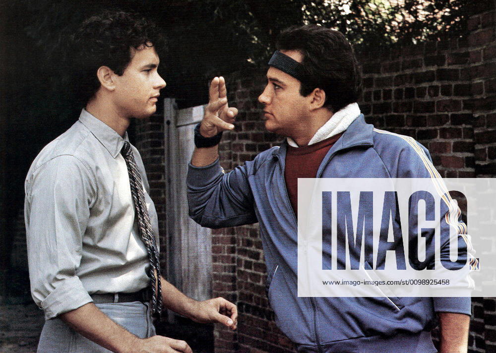 MAN WITH ONE RED SHOE, THE, Tom Hanks, Jim Belushi, 1985 20thCentFox Courtesy Everett Collection !ACHTUNG AUFNAHMEDATUM GESCHÄTZT! PUBLICATIONXNOTxINxCANxCHNxFRAxITAxJPNxNORxPOLxRUSxESPxUKxUSA