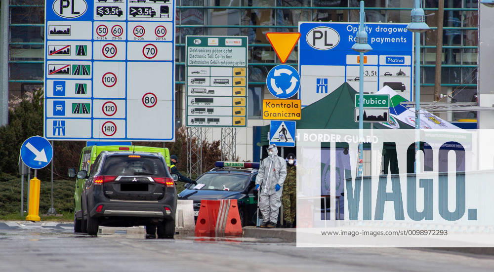Deutschland - Frankfurt (Oder) - 03.04.2020 in Zeiten von Corona Impressionen aus Frankfurt an der Oder Grenzbrücke Richtung Slubice (Polen) Beamte stehen im Schutzanzug und kontrollieren Fahrzeuge und Passanten Stadt Impressionen aus Frankfurt an der Oder