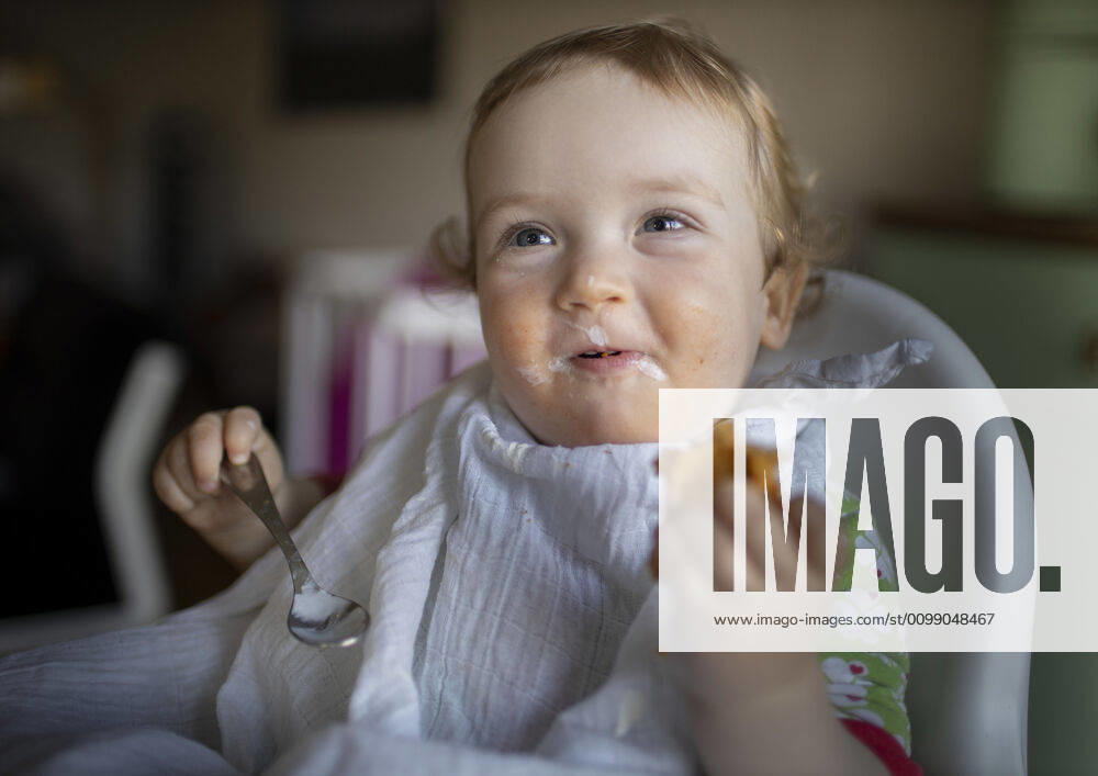Portrait eines kleinen Jungen beim Essen, Bonn, 02.04.2020. Bonn Deutschland