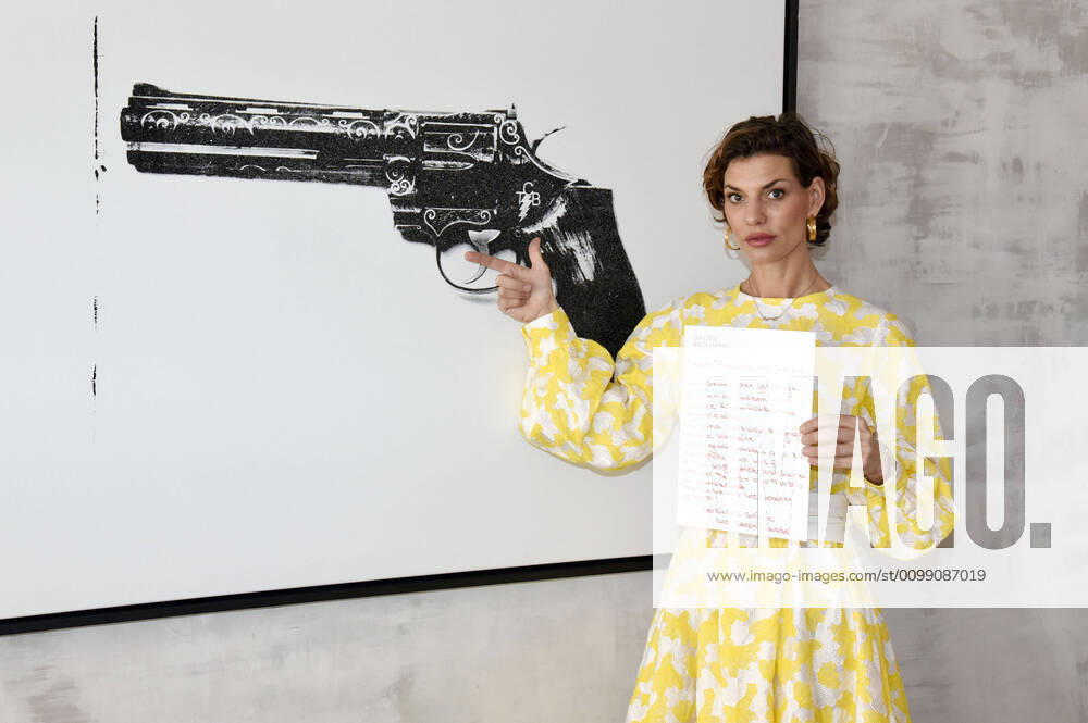 Sarah Kronsbein bei einem exlusiven Photoshooting in ihrer wegen der Corona-Krise geschlossenen Galerie Kronsbein mit Bildern aus der Russell Young Ausstellung Heroes + Heroins . München