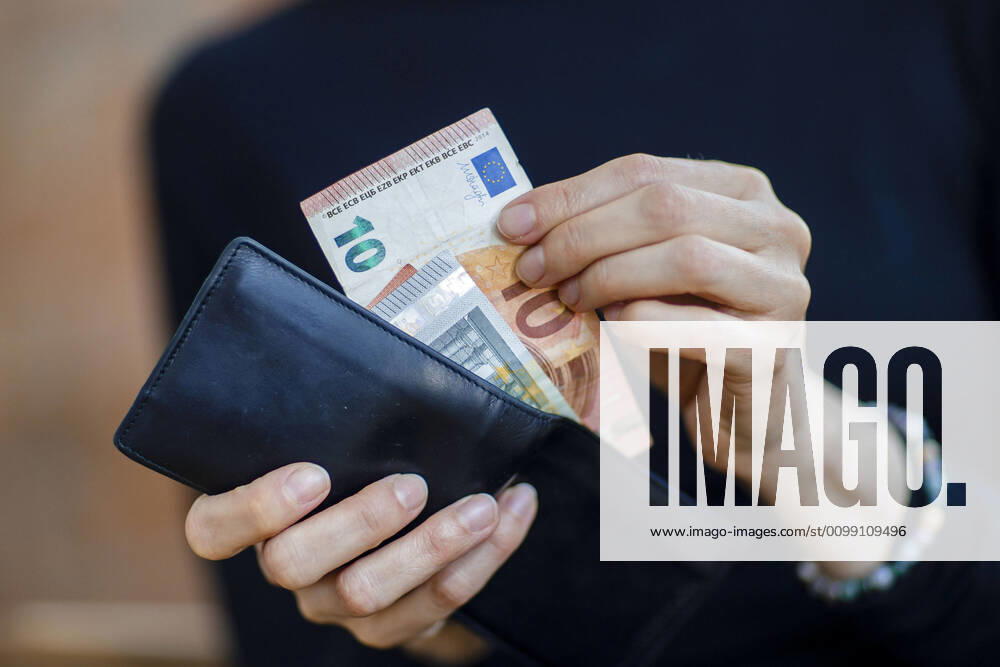 IMAGO Creative: Gesellschaft, Armut Symbolfoto. Eine Frau nimmt Geldscheine aus einer Geldboerse. Berlin, 06.04.2020. Berlin Deutschland
