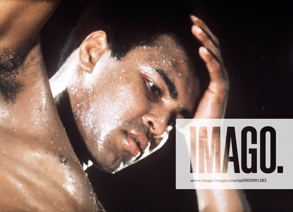 Muhammad Ali (USA) nachdenklich Boxen WM Herren WBC & WBA Weltmeisterschaft im Schwergewicht 1974, Boxsport, Profiboxen, Vneg Einzelbild Kinshasa Nachdenklichkeit,