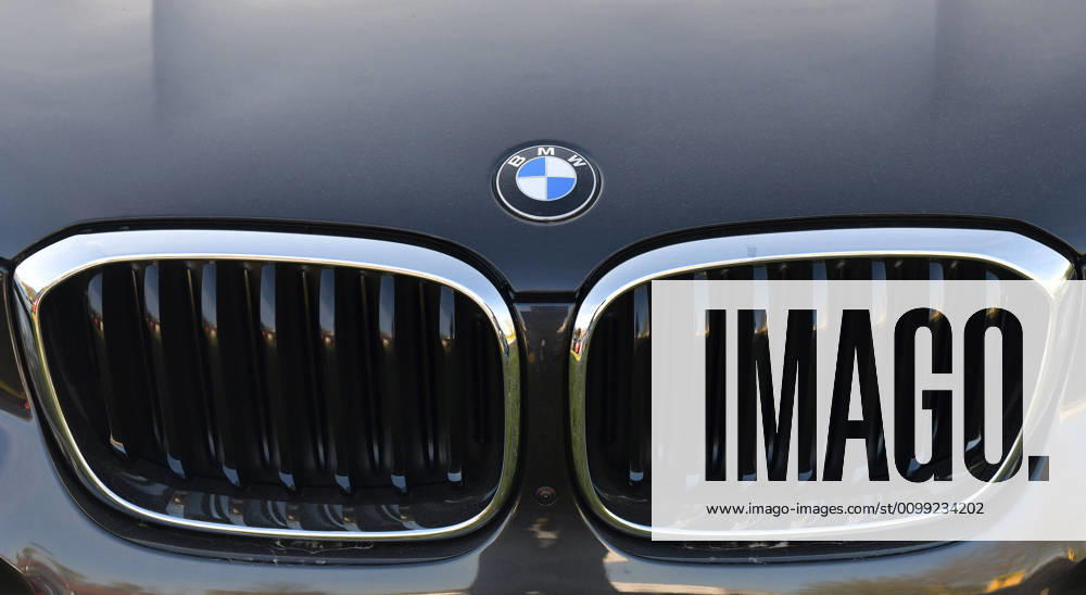 Logo von BMW auf Motorhaube , emwirt Friedberg