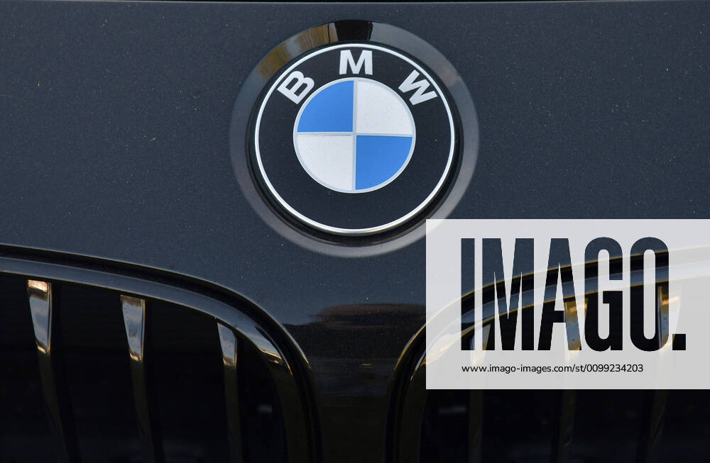 Logo von BMW auf Motorhaube , emwirt Friedberg
