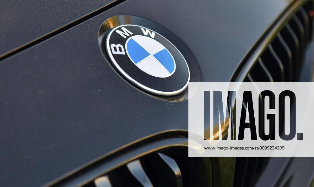 Logo von BMW auf Motorhaube , emwirt Friedberg