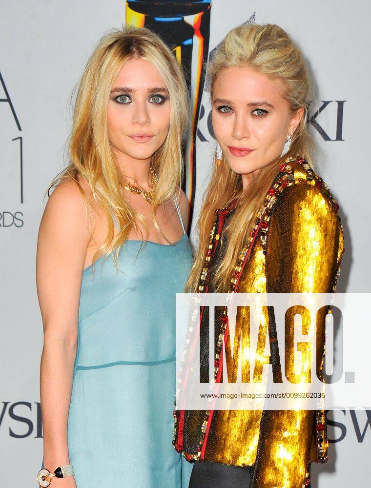 Ashley Olsen (wearing The Row), Mary-Kate Olsen (wearing a Chanel jacket) at arrivals for The 2011 CFDA Fashion Awards, Alice Tully Hall at Lincoln Center, New York, NY June 6, 2011. Photo By: Gregorio T. Binuya Everett Collection For usage credit please use; Gregorio T. Binuya Everett Collection !ACHTUNG AUFNAHMEDATUM GESCHÄTZT! PUBLICATIONXNOTxINxCANxCHNxFRAxITAxJPNxNORxPOLxRUSxESPxUKxUSA