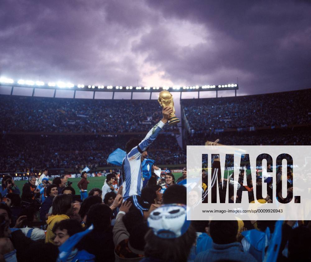 Argentinien ist Weltmeister 1978, Daniel Passarella (ARG, Mitte) mit dem WM Pokal