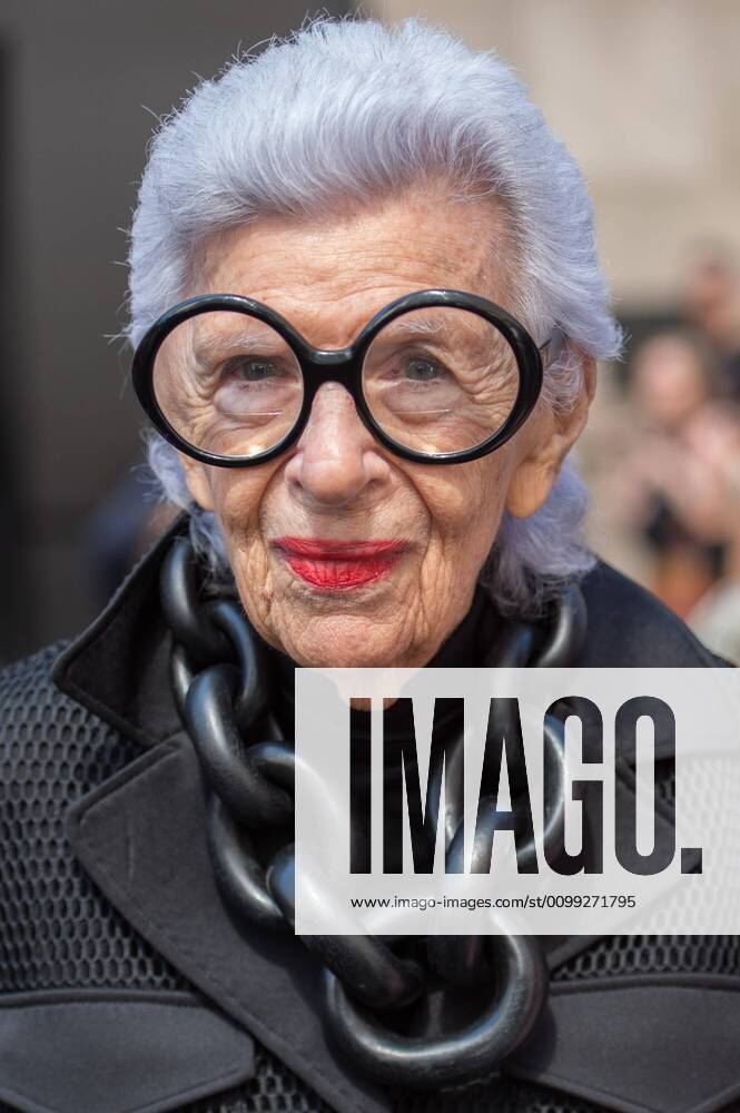 IMAGO ICONS: Iris Apfel Iris Apfel out and about for Celebrity Candids - WED, , New York, NY September 14, 2016. Photo By: Al Pastor Everett Collection For usage credit please use; Al Pastor Everett Collection !ACHTUNG AUFNAHMEDATUM GESCHÄTZT! PUBLICATIONXNOTxINxCANxCHNxFRAxITAxJPNxNORxPOLxRUSxESPxUKxUSA