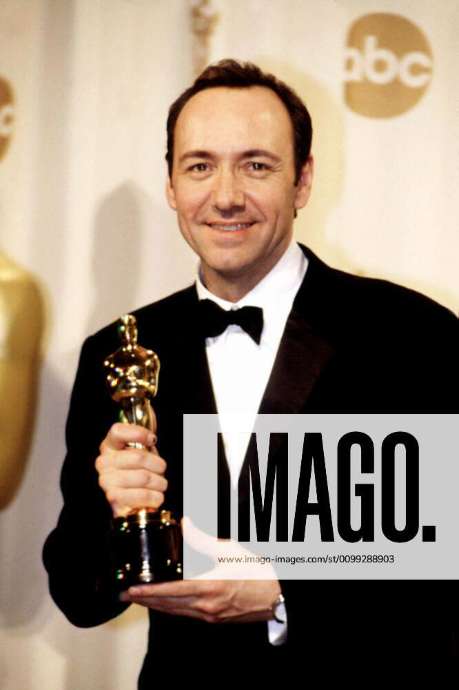 OSCARS. Bester Hauptdarsteller. Preisträger 1991-2000 Kevin Spacey with his Academy Award for AMERICAN BEAUTY, March, 2000 For usage credit please use; Robert Hepler Everett Collection !ACHTUNG AUFNAHMEDATUM GESCHÄTZT! PUBLICATIONXNOTxINxCANxCHNxFRAxITAxJPNxNORxPOLxRUSxESPxUKxUSA