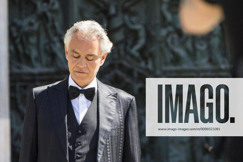 Foto IPP - Daniele Cifala - 12 04 2020 Nella foto Andrea Bocelli d avanti al Duomo di Milano 0