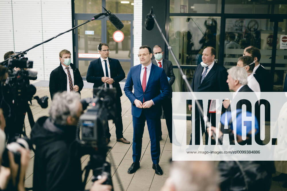 Bundesgesundheitsminister Jens Spahn (CDU) spricht zur Presse im Rahmen eines Besuchs der Universitaetsklinik Giessen am 14.04.2020. Giessen Germany