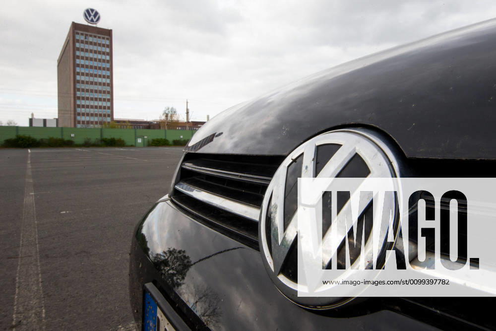 Symbolfotos Volkswagen Abgasskandal, VW Logo, Emblem an einem Auto vor der Konzernzentrale emwirt Wolfsburg