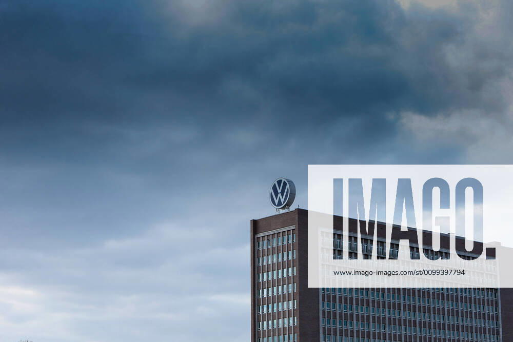 Symbolfotos Volkswagen Abgasskandal, dunkle Wolken ueber der Konzernzentrale von VW in Wolfsburg, Symbolfoto, Symbolbild emwirt Wolfsburg