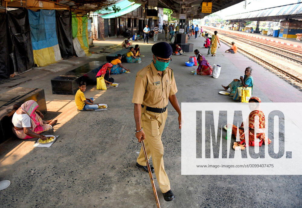 A Police Officer seen instructing people to maintain social distance during the Lunch time at Baruipur Junction Railway Station ...India running through a Nationwide lockdown from 24th March which is further extended upto 3rd May due to Covid 19 Pandemic ..Homeless people having lunch distributed by Railway Police Officers at Baruipur Junction Railway Station during Lockdown..Indias nationwide lockdown initially expected to stop on 24th March is further extended up to 3rd May due to continued Covid 19 Pandemic threats. Baruipur India - ZUMAs197 20200415_zaa_s197_034