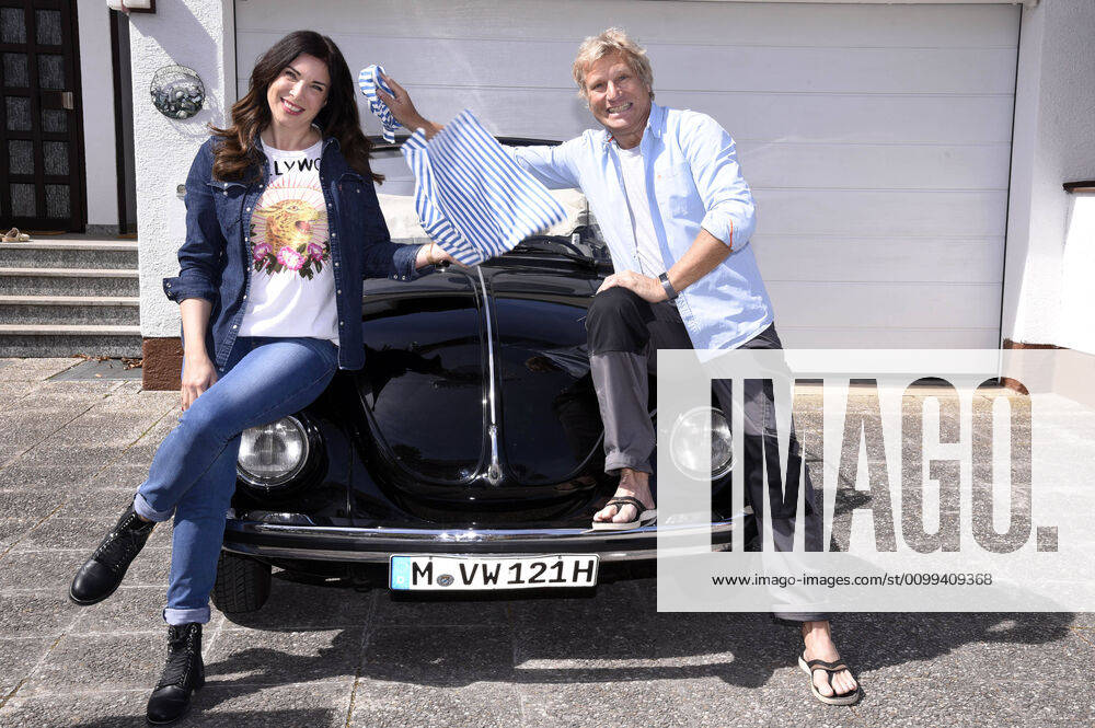 Alexandra Polzin mit Ehemann Gerhard Leinauer bei einem exklusiven Fotostermin beim Putzen ihres Hochzeitsautos, einem alten VW Käfer, in der Garageneinfahrt ihres Hauses. München