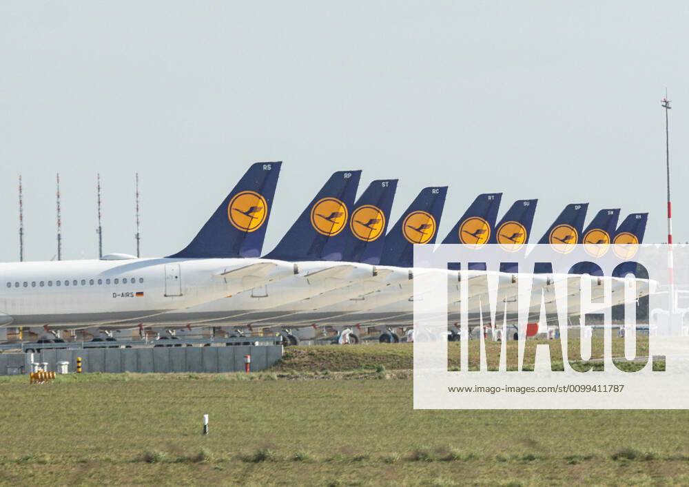 KW16 Lufthansa parkt Flugzeuge am BER Flughafen, Durch den Coronavirus ist weltweit die Nachfrage nach Flügen stark gesunken, immer mehr Flüge werden gestrichen. Lufthansa-Maschinen mit dem Kranich-Logo stehen am BER-Flughafen. Die Turbinen und Reifen sind abgedeckt worden um sie zu schützen. Schönefeld Brandenburg Deutschland