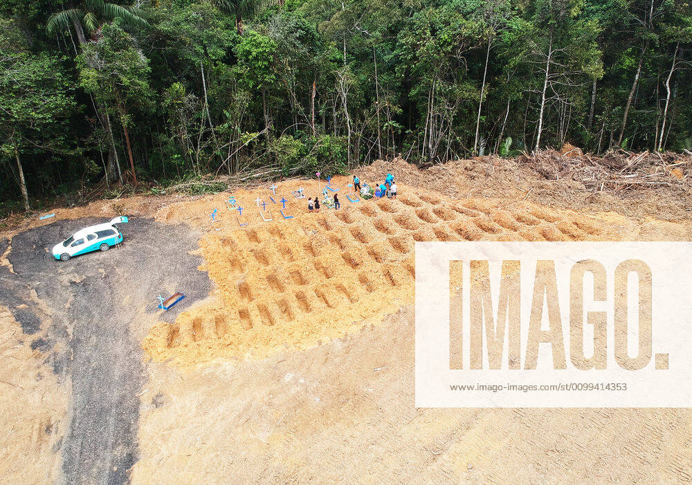MANAUS, AM - 15.04.2020: MOVIMENTAÇÃO NO CEMITÉRIO PARQUE MANAUS - Movement in the Parque Manaus Cemetery, this Wednesday morning (15). Several graves opened in block 73 to bury both natural death people and people who died with suspected Covid-19. x1904702x SandroxPereira
