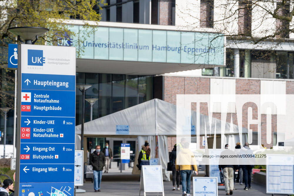 Eingang des UKE während der Corona-Krise mit Einlasskontrolle durch Sicherheitsdienst - Universitätsklinikum Hamburg-Eppendorf - Hamburger Krankenhaus UKE - Universitäts-Klinikum - Symbolfoto Symbolbild - Gebäude Hauptgebäude Eingang Logo;Eingang des UKE während der Corona-Krise mit Einlasskontrolle durch Sicherheitsdienst - Universitätsklinikum Hamburg-Eppendorf - Hamburger Krankenhaus UKE - Universitäts-Klinikum - Symbolfoto Symbolbild - Gebäude Hauptgebäude Eingang Logo, Hamburg Hamburg Deutschland UKE