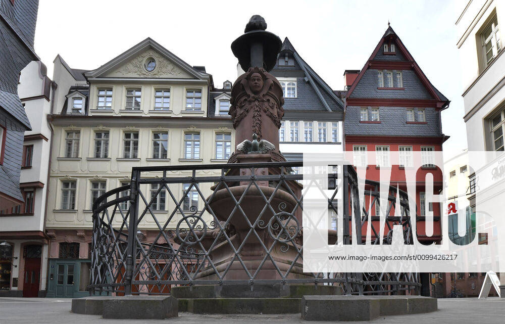 Neue Altstadt, Cafes und Restaurants haben alle Tische und Stühle weggeräumt bzw unbrauchbar gemacht, emwirt Frankfurt am Main