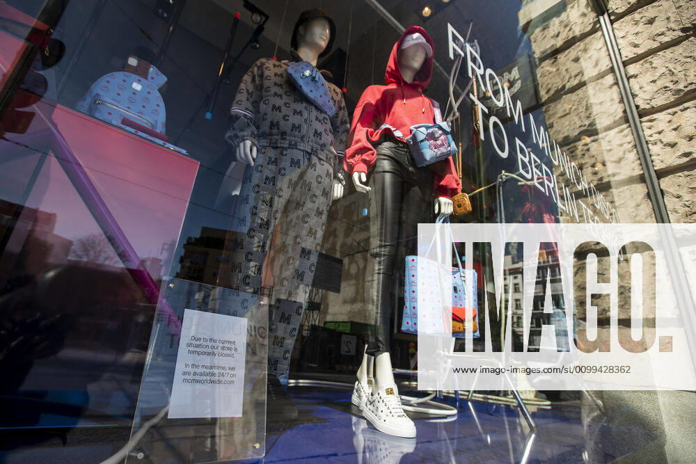 Vitrine eines Laden am Hackesher Markt in Berlin am 16. April 2020. Die von Bund und Laender um die Verbreitung des Coronavirus (SARS-CoV-2) zu verlangsamen beschlossenenen Massnahmen dauern auch vor der Ostertage weiter an. Die Debatte ueber eine Mundschutzpflicht und die Wirksamkeit der Masken dauert in der Oeffentlichkeit weiter an. Ab Montag dürfer Laeden mit einer Verkaufsflaeche bis 800 qm wieder oeffnen. Coronavirus in Berlin