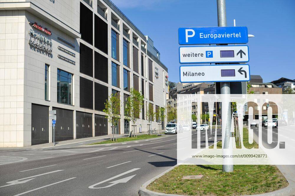 Milaneo Stuttgart COVID-19 Sicherheitsmassnahmen gelten auch im Einkaufszentrum Milaneo, viele Geschäfte und Läden sind dicht, dürfen ihre Kunden nicht mehr bedienen, Miete wird aber weiter bezahlt. Geöffnet sind nur Bäckereien, Lebensmittelgeschäfte, Apotheken... Stuttgart Baden-Wuerttemberg Deutschland