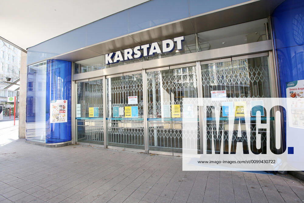 Coronakrise - Hamburger Innenstadt 15.04.2020, DEU, Deutschland, Hamburg: Hamburger Innenstadt während der Coronakrise - Geschlossenes Karstadt-Kaufhaus, vor dem ein Obdachloser schläft. Hamburg Hamburg Deutschland